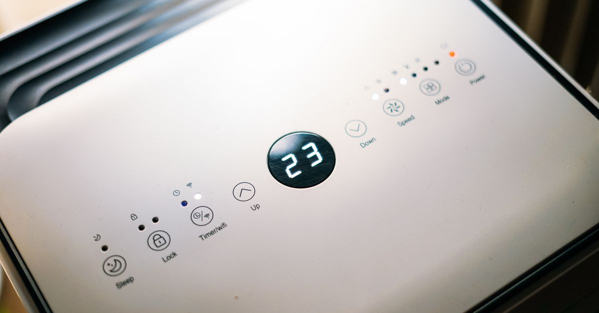 Panel de control digital de un aparato blanco, posiblemente un deshumidificador o climatizador, mostrando la temperatura 23 y varios botones de función.