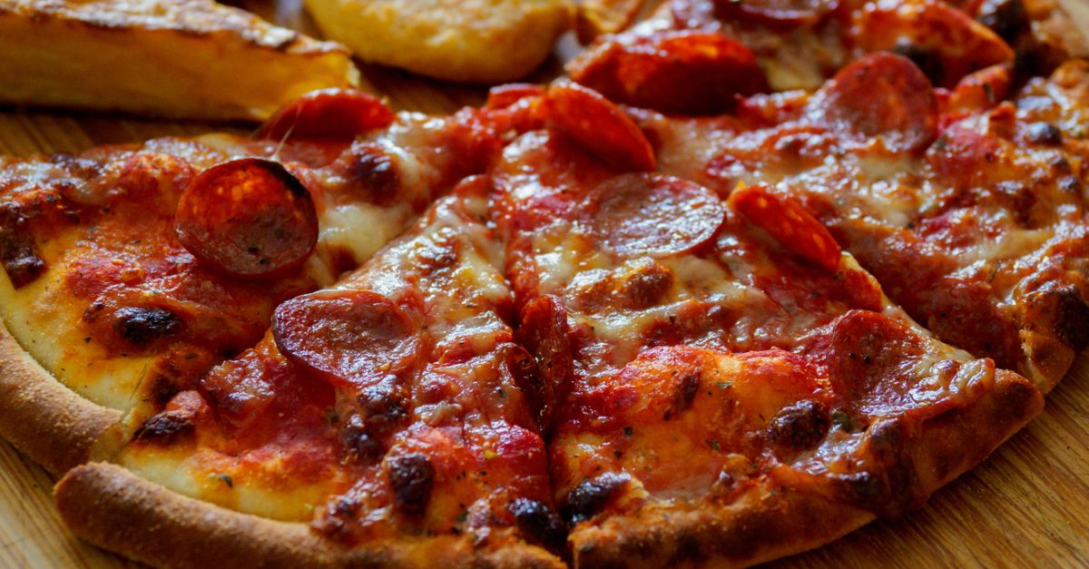 Cómo recalentar la pizza para que quede crujiente (y no gomosa)