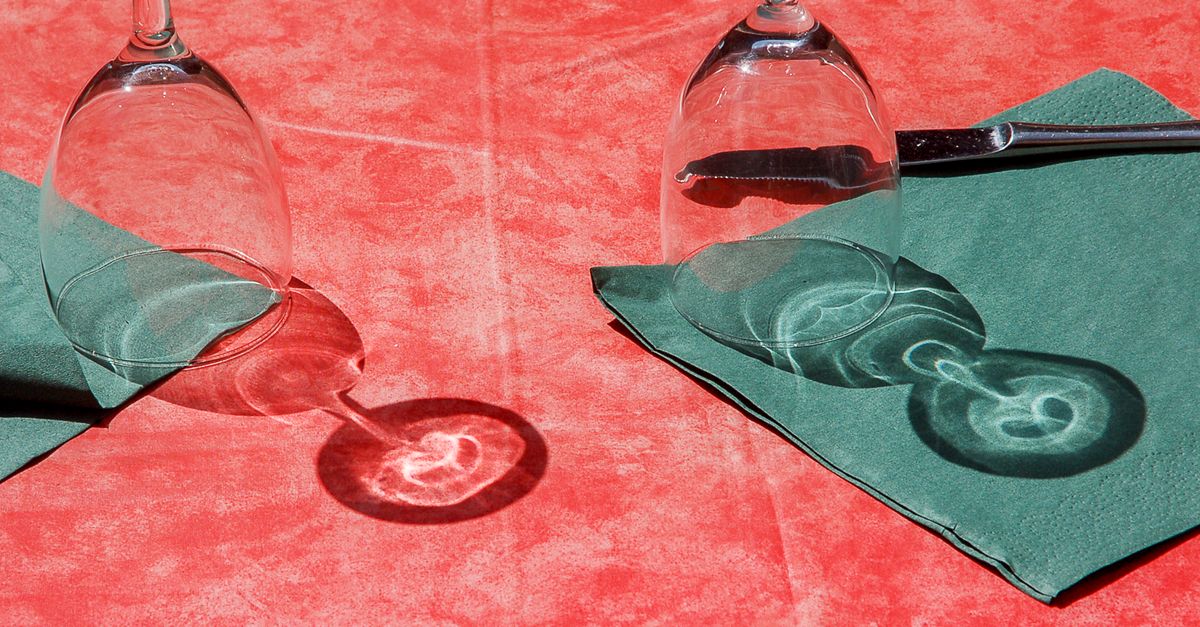 La rapidez y el tejido adecuado son la clave para quitar una mancha de vino tinto
